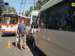 Одразу три маршрутки протаранив легковик у Миколаєві