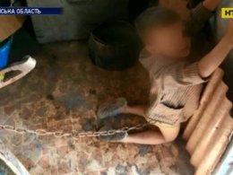 На Луганщині батьки тримали власного 6-річного сина на ланцюгу
