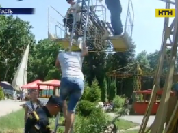 В парке развлечений Каменец-Подольского 7 человек оказались в ловушке на колесе обозрения