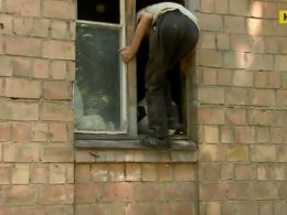 В Киеве мужчина превратил свою квартиру в помойку