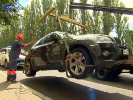 Інспектори з паркування звільняють центр Києва від неправильно припаркованих автомобілів