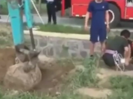 В Китае спасли 2-летнего мальчика, который провалился в бетонную трубу