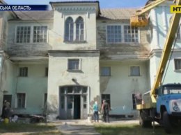 Працівники унікального палацового комплексу на Черкащині вирішили врятувати його