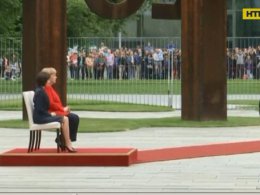 Ангела Меркель уже во второй раз принимает официальных гостей государства сидя