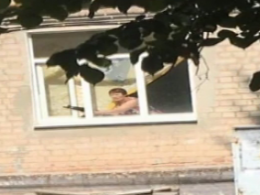 В Харькове пенсионерка напугала детей, угрожая им из окна автоматом