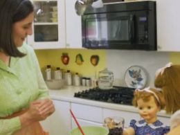 Американские семья поселила дома 200 кукол, которых считают дочерьми и сыновьями