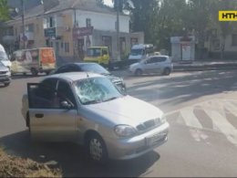 В Киеве легковушка сбила пешехода, буквально бросившегося под колеса на перекрестке