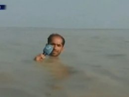 В Пакистане, чтобы показать последствия непогоды, репортер залез по шею в воду