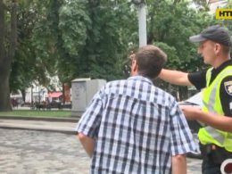 Во Львове пеший патруль ловил водителей, которые решили проехаться полосой для общественного транспорта