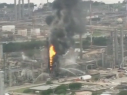 Мощный пожар на нефтяном заводе в Техасе, 70 человек пострадали
