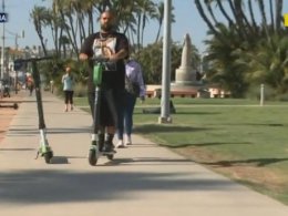 В американском Сан-Диего двое мужчин забирают с улиц электрические самокаты