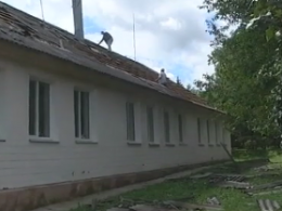 Сорванные крыши и поваленные деревья - последствия непогоды в Ровенской области