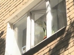 В Запорожье из окна второго этажа выпала 1,5 годовалая девочка
