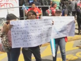 Сотни людей в Мехико выступают против произвола полицейских