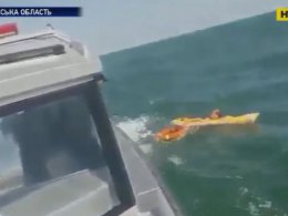 Вблизи Геническа водные полицейские спасли женщину, которую на матрасе унесло в море