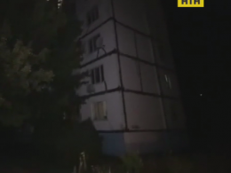 У столиці під вікнами 18-поверхівки знайшли мертвими жінку й собаку