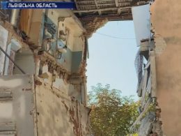 В Дрогобыче в жилом доме обвалился целый подъезд, 2 человека погибли
