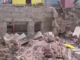 Стена упала на людей на стройплощадке в Новосибирске
