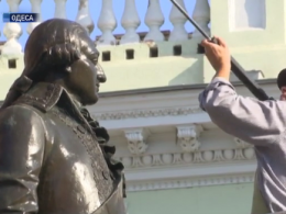 Накануне 225-летия Одессы краеведы вымыли главные памятники города