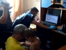 На Киевщине киберполиция задержала мужчину, который снимал своих детей в порнографических роликах