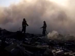 Под Киевом второй день горит стихийная свалка