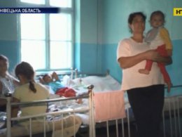 На Буковине мать с четырьмя детьми выбросили на улицу