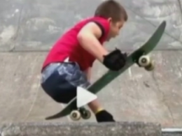 Десятилетний мальчик без ног занимается скейтбордингом в Санкт-Петербурге