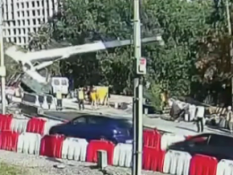 В Киеве во время реставрации моста упал автокран