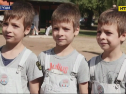 У Греції на фестиваль двійнят з'їхалися 20 пар близнюків з усієї країни