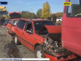 Сразу 9 автомобилей протаранили друг друга под Киевом