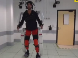Екзоскелет, який дає шанс паралізованим людям ходити, розробили у Франції