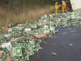 В Австралії на шосе перекинулася вантажівка з пивом