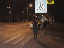 В Днепре водитель Opel на пешеходном переходе сбил двух велосипедистов