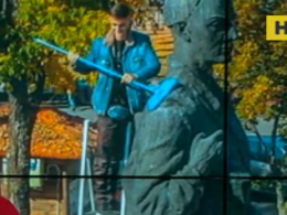 Студенты Киево-Могилянской Академии традиционно вышли потереть спину памятнику Сковороде