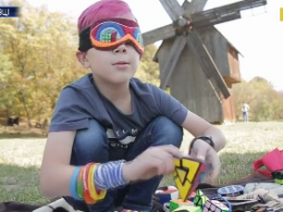 10-летний Сергей из Черновцов складывает кубик-рубик за считанные секунды