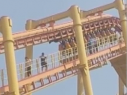 В китайском парке развлечений, на высоте 60 метров, остановился аттракцион