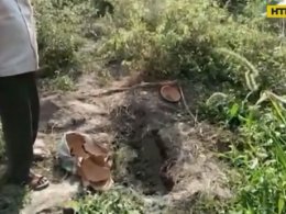 В Індії відкопали живе немовля, яке було в горщику