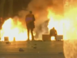 Массовые беспорядки в Барселоне: демонстранты забросали полицию кислотой и жгли автомобили