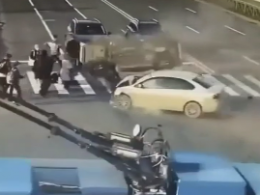 У Санкт-Петербурзі 2 автомобілі влетіли в натовп пішоходів на зебрі