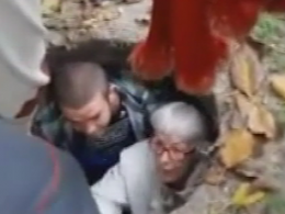 В Днепре пенсионерка упала в канализационный люк
