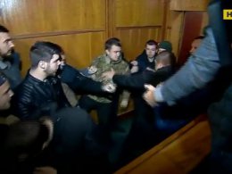 Драка в зале суда: в Киеве должны были рассматривать дело о переименовании проспекта Генерала Ватутина