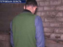 Неадекватний чоловік тероризує цілу родину на Дніпропетровщині