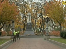 В Киеве вандалы разрисовали памятник генералу Ватутину