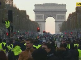 Во Франции снова проходят массовые протесты