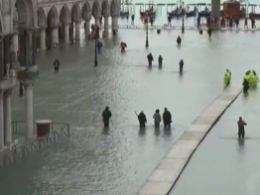 В Венеции начала отступать вода, для туристов открыли площадь Сан-Марко