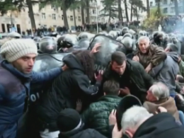 До півсотні людей затримали під час розгону акцій протесту під парламентом Грузії