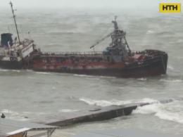 У Одессы перевернулся танкер с 3 членами экипажа на борту