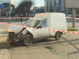 В Виннице автомобиль съехал с проезжей части и влетел в многоэтажку