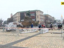 В Киеве на Софийской площади начали устанавливать главную новогоднюю елку