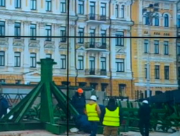 На столичній Софійській площі почали встановлювати головну ялинку країни